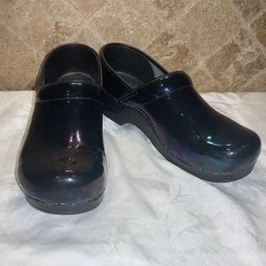 Dansko Clogs Iridescent Black Petrol Patent Leather Sz 42 W 11.5/12 M 8.5/9